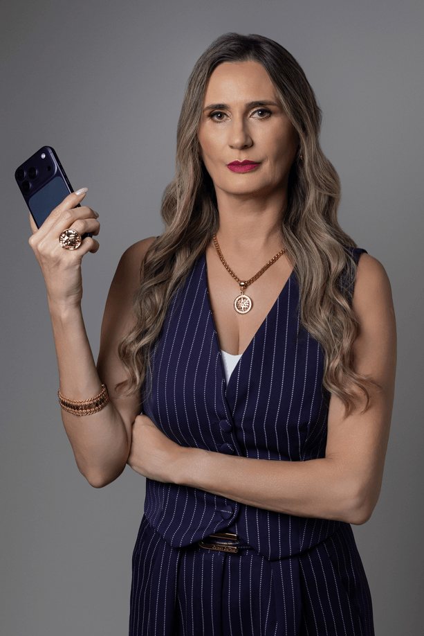 Leila Pedroso, advogada em Fernandópolis, com celular para atendimento pelo WhatsApp